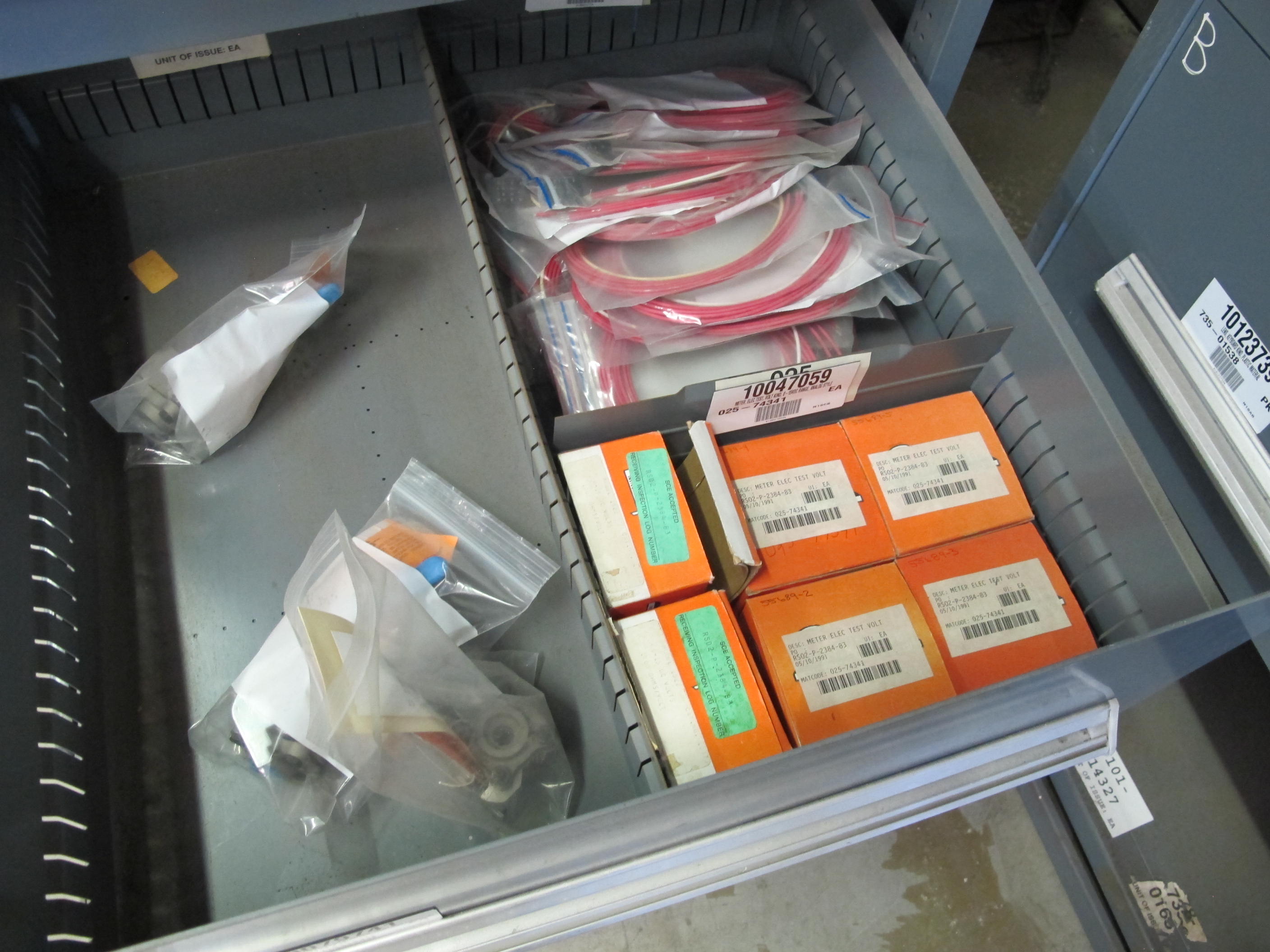 STANLEY VIDMAR HEAVY DUTY 5-DRAWER PARTS CABINET W/ CONTENTS (W-44) LOADING & HANDLING FEE $25-